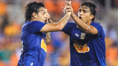 3-jul-2014---ricardo-goulart-e-marcelo-moreno-comemoram-gol-na-vitoria-do-cruzeiro-sobre-o-tigres-por-2-a-0-nos-eua-1404593689426_1920x1080