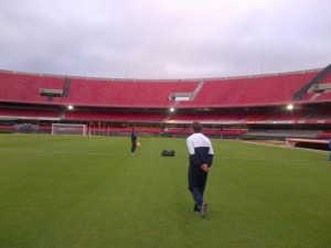 Miguel Ángel Portugal preparando el entrenamiento en el Morumbí