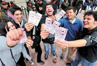 Alegria-personas-muestran-Abajo-preferencia_LRZIMA20140119_0001_11