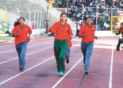 Antorcha-estudiante-Juegos-atletica-estadio_LRZIMA20130831_0003_11