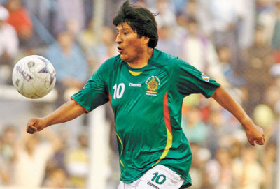 Deportista-Evo-Morales-haciendo-futbol_LRZIMA20121026_0024_11