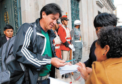 Entrenador-William-Ramallo-Palacio-Gobierno_LRZIMA20130713_0029_11