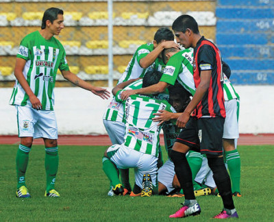 Festejo-Jugadores-Tiquipaya-celebran-logrados_LRZIMA20131102_0057_11