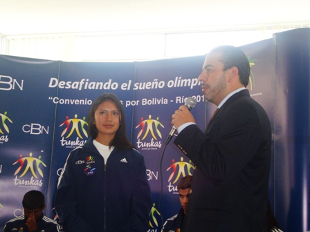 Gernete Institucional de CBN entregando material deportivo