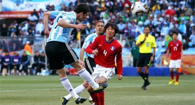 Higuain anotando uno de sus 3 goles en la victoria de Argentina 4-1 frente a Corea en el 2010