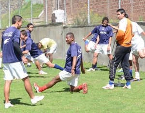 La Paz F.C. entrena en la cancha 31 e3 Octubre.