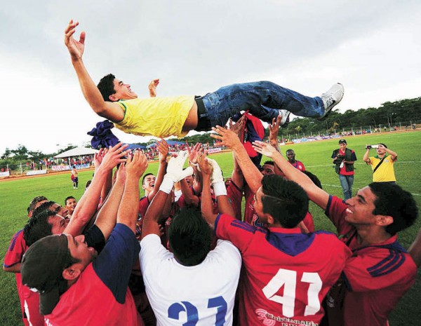 Manteada-jugadores-celebracion-Miguel-Mercado_LRZIMA20140503_0095_4