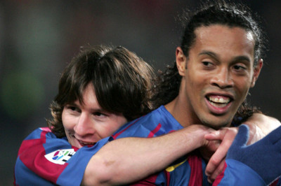 Messi-junto-a-Ronaldinho-en-un_54377991572_54115221152_960_640