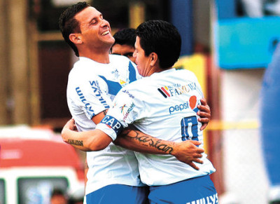 Neuman-Saucedo-celebran-gol-santo_LRZIMA20130826_0007_11