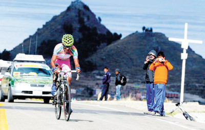 Oscar-Soliz-fondo-Copacabana-Titicaca_LRZIMA20121112_0036_11