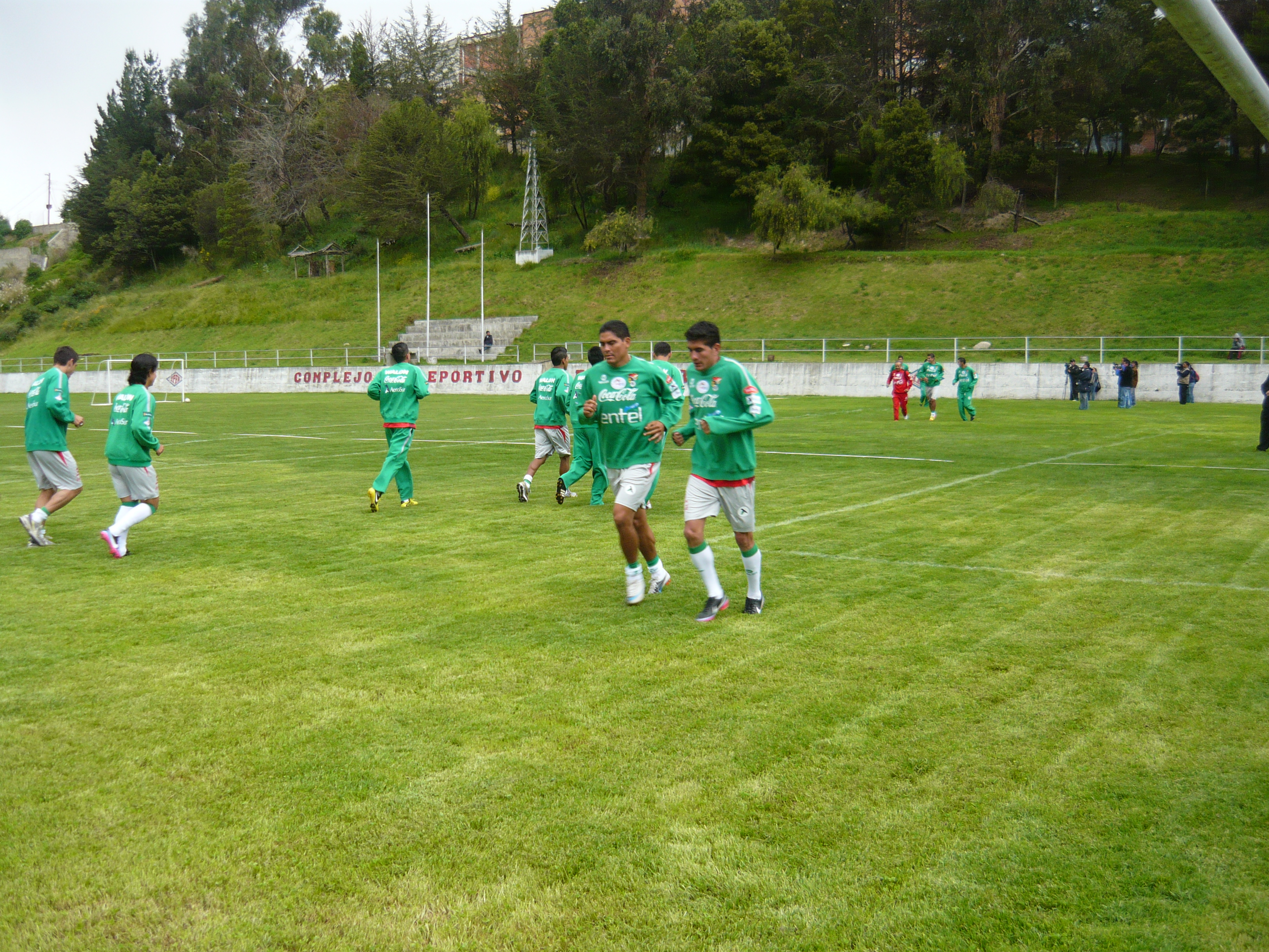 Zenteno y Jimenez, titulares en la práctica de fútbol