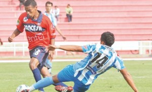 Morales jugando para la U frente a Blooming