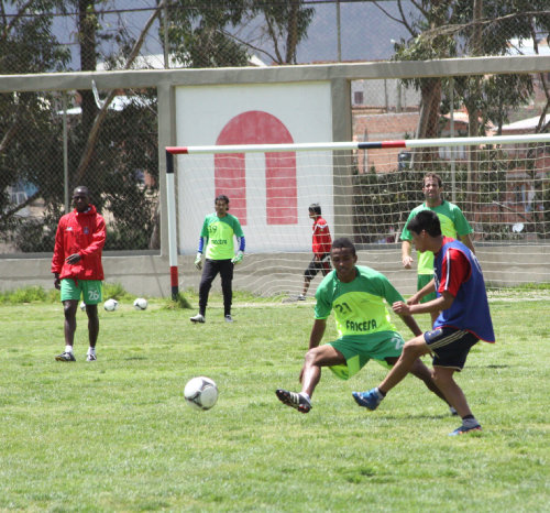 Universitario entrena pensando en el "Aviador"