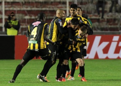 diego-wayar-c-festeja-su-gol-ante-el-universitario-de-peru-_595_425_1050852