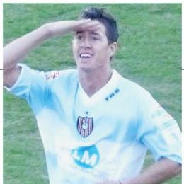 D`Angelo celebrando un gol cuando jugó en Chacarita