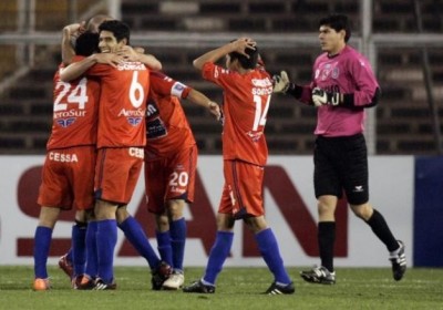 jugadores-universitario-sucre-bolivia-celen-ganar-su-partido-clasificacion-copa-sudamericana-futbol-contra-colo-colo-chile-santiago-rf_209063