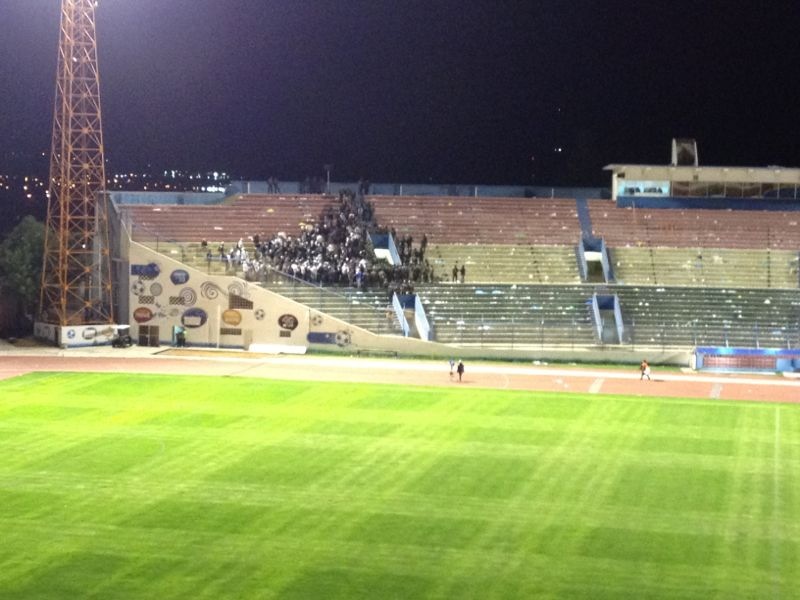 La hinchada de Corinthians resguardada por la policía al final del partido