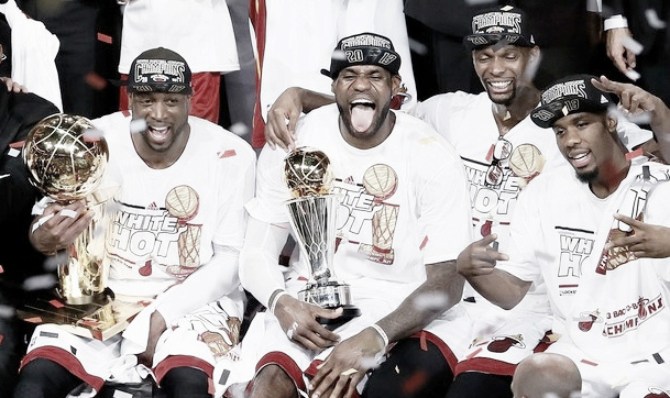 Lebron con el MVP y Wade con el Larry O'Brien.