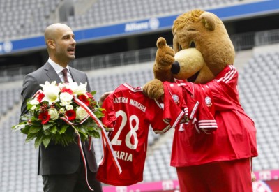 pep-guardiola-bayern-logo-bear-presentation