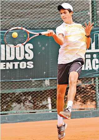 EL TENISTA RODRIGO BANZER, DURANTE UN PARTIDO EN EL CLUB ALEMAN DONDE SE DESARROLLA EL TORNEO FUTURE PROFESIONAL DE TENIS.<br /><br />
FOTO ALEJANDRO ALVAREZ<br /><br />
MARTES 10-02-12<br /><br />
OCTUBRE/2012/OHAH