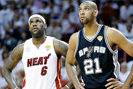 Duncan y LeBron, claves esta noche.