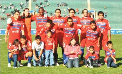 SUCRE-27-04-13- En un partido movido en el que se invalidó dos goles, el elenco de Universitario logró una sufrida victoria (1-0) la tarde del sábado en el estadio Patria, de Sucre contra un envalentonado Petrolero que le complicó la vida en los 90 minutos de juego.