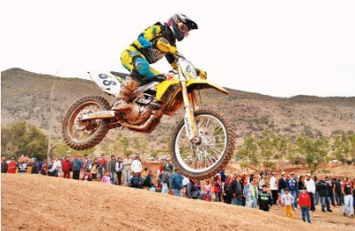 TARIJA-30-10-11- El paceño Daniel Nosiglia se corono campeon nacional de motociclismo en la modalidad de MX 2. El piloto termino primero en el ranking nacional que dio a conocer la Federacion Boliviana de esta disciplina tras desarrollarse la sexta y ultima competencia del calendario anual, la prueba se celebro en el circuito del Valle de la Concepcion, de Tarija.