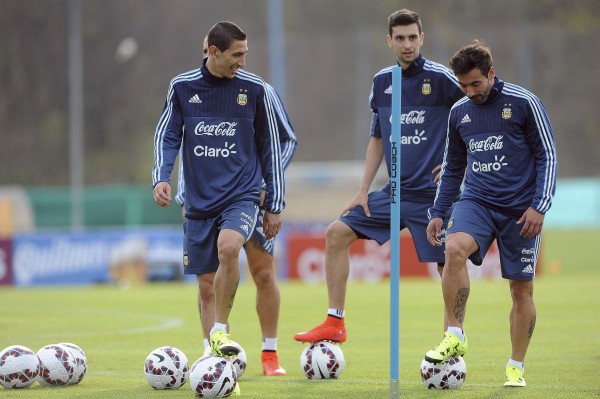 01/06/2015 TÉLAM Buenos Aires:  El seleccionado argentino de fútbol dirigido por Gerardo Martino,inició hoy los entrenamientos en el predio de AFA, en Ezeiza, con vistas a la Copa América 2015 que se disputará del 11 de junio al 4 de julio en Chile.Angel Di Maria y Ezequiel Lavezzi durante el entrenamiento. Foto: Jose Romero/Télam/aa