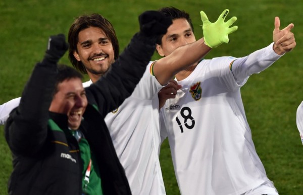 Bolivia's forward Marcelo Martins (C) celebrates with teammates after scoring against Ecuador during their 2015 Copa America football championship match, in Valparaiso, Chile, on June 15, 2015.  AFP PHOTO / CRIS BOURONCLE