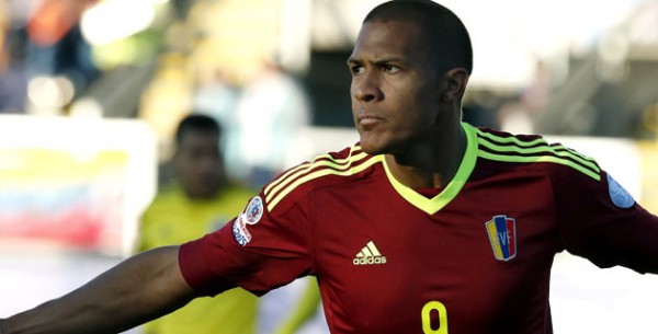 CA101. RANCAGUA (CHILE), 14/06/2015.- El delantero venezolano José Rondón celebra el gol marcado a la selección colombiana durante el partido Colombia-Venezuela, del Grupo C de la Copa América de Chile 2015, en el Estadio El Teniente de Rancagua, Chile, hoy 14 de junio de 2015. EFE/Kiko Huesca